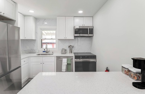 Little Ferry Haus | 20 Min from NYC, Parking, Modern, 10 Min MetLife Stadium and American Dream mall