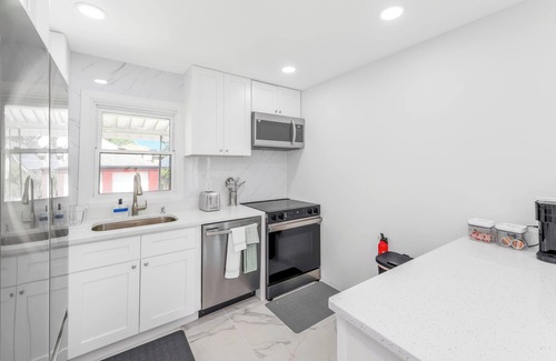 Little Ferry Haus | 20 Min from NYC, Parking, Modern, 10 Min MetLife Stadium and American Dream mall