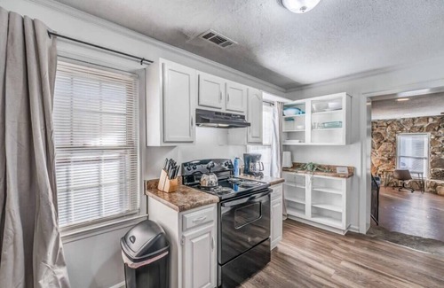 Ellendale Haus | 20 Minutes from Downtown - Blues City Retreat