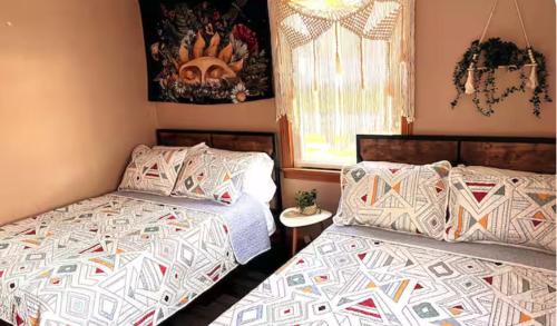 Cuyahoga Falls Haus | 20 plus percent OFF! 4BR, 2 BT Spacious Home in Cuyahoga Falls, Parking, Pets Ok