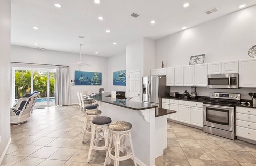 Winslow Reserve Haus | Cocoa Beach Privathaus! Schlafmöglichkeiten für 8-12, privater beheizter Pool, nur wenige Schritte vom Strand entfernt