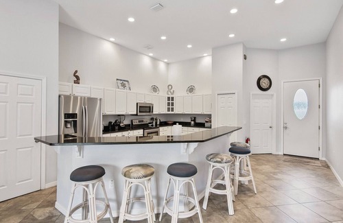 Winslow Reserve Haus | Cocoa Beach Privathaus! Schlafmöglichkeiten für 8-12, privater beheizter Pool, nur wenige Schritte vom Strand entfernt