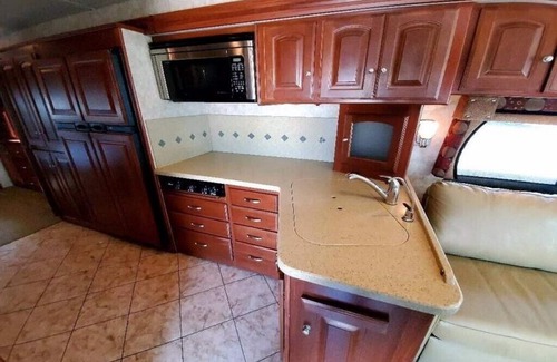 Columbiana Haus | 2011 Winnebago Adventurer 35P - Unit Rental / NO site