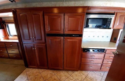 Columbiana Haus | 2011 Winnebago Adventurer 35P - Unit Rental / NO site