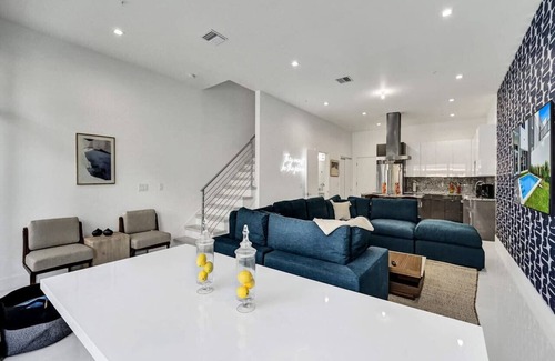 Lake Ridge Haus | 2023 Luxe NEW Modern Home with Pool