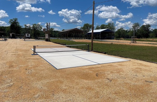 Bath Springs Haus | 2024 Airstream Flying Cloud 30FB - Fishermans Hideaway Campsite Included
