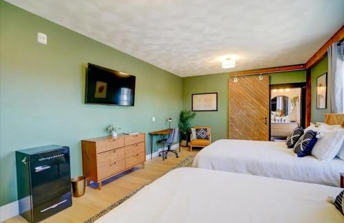 Waunakee Hotel | 204 - Double Queen