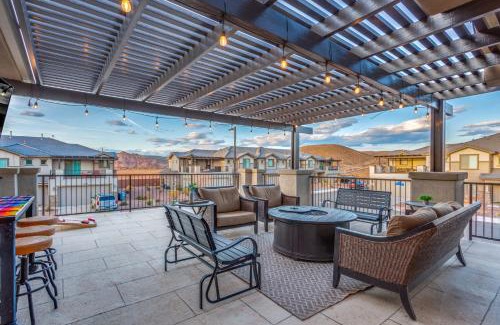 Hurricane Haus | 2065 Zion Village XBOX, TWO LIVING ROOMS, LAZY RIVER, SLEEPS 19, X-Box