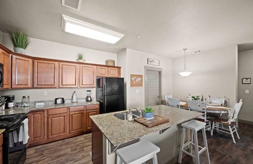 Salt Lake County Wohnung | 207 Butterfly Bungalow with Laundry, Pool, Gym & Garage