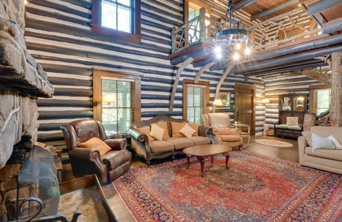 Rocky Bottom Haus | 21 Mi to Devils Fork State Park Sunset Cabin!