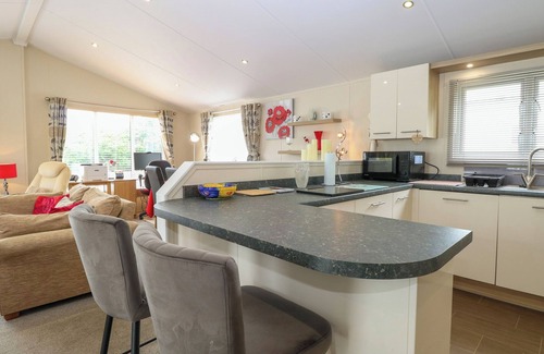 Hopton Hütte | 21 NORMAN DRIVE LODGE, family friendly, with a garden in Burgh Castle