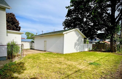 Mishawaka Haus | 2700 square foot-4 Bedroom Home with Free parking