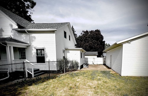 Mishawaka Haus | 2700 square foot-4 Bedroom Home with Free parking