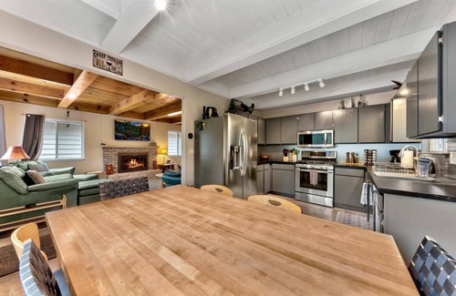 Christmas Valley Skihütte | 2782B River Chalet - River Front Chalet, quiet location. AC, great setting