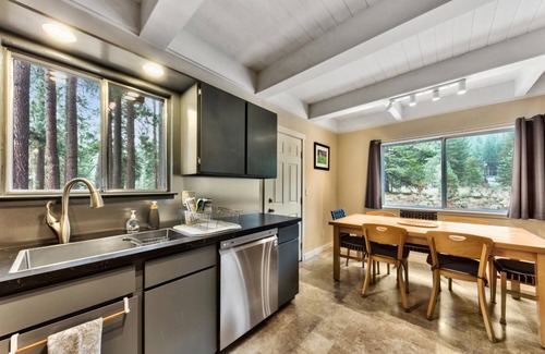 Christmas Valley Skihütte | 2782B River Chalet - River Front Chalet, quiet location. AC, great setting