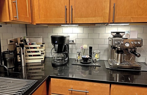 French Quarter Wohnung | 2B/2B BEAUTIFUL + FULLY Outfitted; GAR. PARK. Avail! MSG US re: OUR SPECIAL!