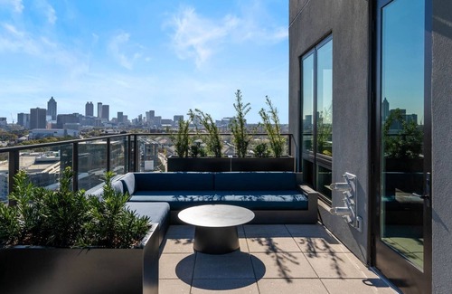 Westside Wohnung | 2 BD Midtown Atl w/Balcony+Black Truck Option