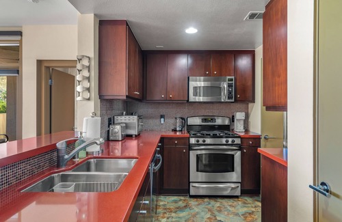 Palm Springs Haus | 2bd/2ba Townhouse with Stunning Mountain Views