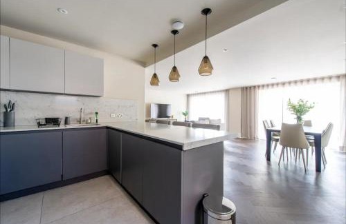 Chigwell Wohnung | 2BD, 2BA Urban Oasis CHCL F4