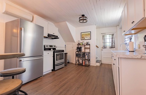 Frankfort Haus | 2BD 2Bath, Ideally Located Cottage