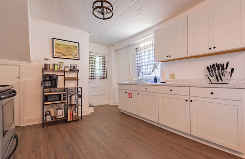 Frankfort Haus | 2BD 2Bath, Ideally Located Cottage