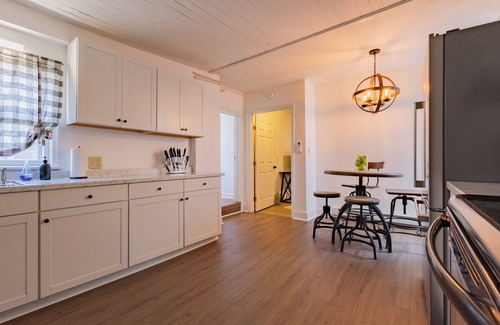 Frankfort Haus | 2BD 2Bath, Ideally Located Cottage