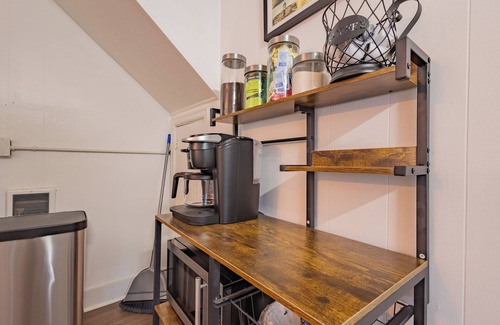 Frankfort Haus | 2BD 2Bath, Ideally Located Cottage