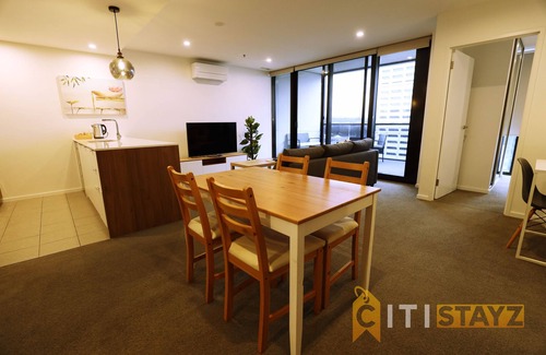 Phillip Wohnung | 2bd 2bth - Chic Apt in Woden CBD