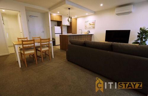 Phillip Wohnung | 2bd 2bth - Chic Apt in Woden CBD