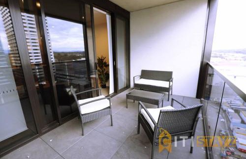 Phillip Wohnung | 2bd 2bth - Chic Apt in Woden CBD