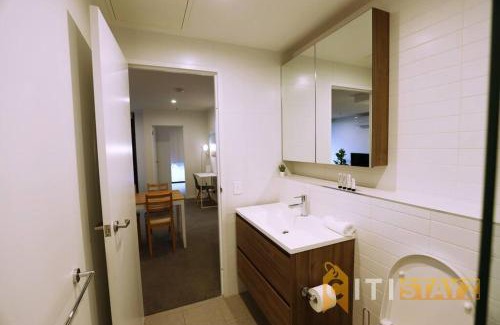 Phillip Wohnung | 2bd 2bth - Chic Apt in Woden CBD