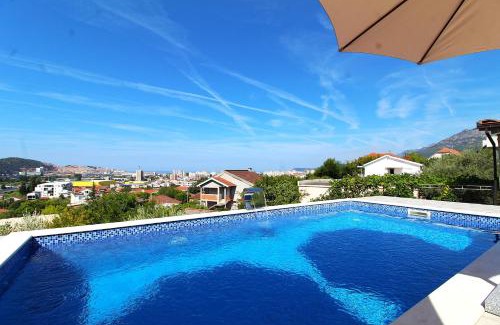 Burtaisi Wohnung | 2bd Apt w Private Pool and City View "Keka"