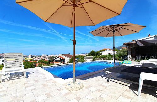 Burtaisi Wohnung | 2bd Apt w Private Pool and City View "Keka"