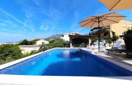 Burtaisi Wohnung | 2bd Apt w Private Pool and City View "Keka"