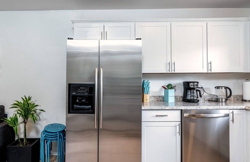 Loma Alta Haus | 2bd home with secluded backyard w BBQ near the beach