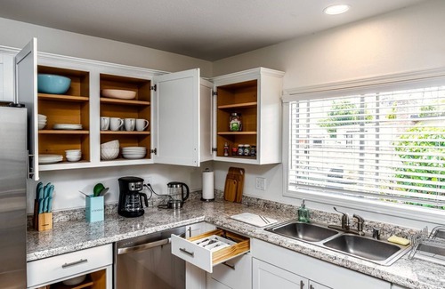 Loma Alta Haus | 2bd home with secluded backyard w BBQ near the beach