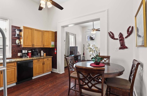 Mid-City Haus | 2BD In Heart of Mid CIty | 2 Blocks off Street Car