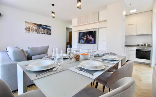 Dobrota Wohnung | 2bd New Dobrota Apt with Bay Views