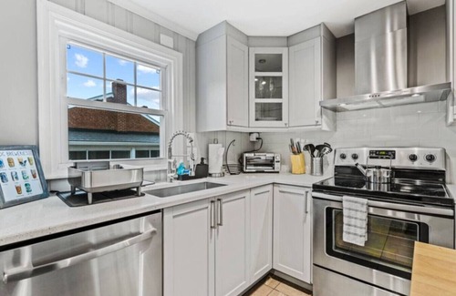 Radnor - Fort Myer Heights Haus | 2BDRM-5 min walk to Courthouse Metro/10min to DC