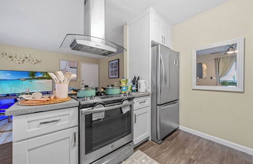 Mira Mesa Eigentumswohnung | 2BR/1Bth with King Bed, Pool, Hot Tub, 2 Parking in Mira Mesa