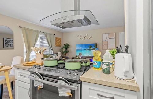 Mira Mesa Eigentumswohnung | 2BR/1Bth with King Bed, Pool, Hot Tub, 2 Parking in Mira Mesa