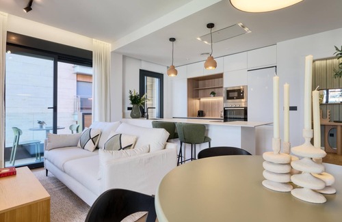 La Buhaira Wohnung | 2BR/2BA Apt, 4th Floor, Terrace with Views & Parking