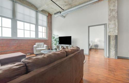 Crossroads Arts District Wohnung | 2BR 2BA Spacious Historic Loft With Gym by ENVITAE