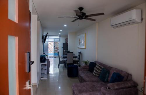 Ferrocarrilera Wohnung | 2BR-3BA Condo Block from Beach w Rooftop Jacuzzi
