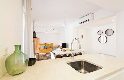 Alfama Wohnung | Sunny Intendente for foodies, 2 BD with parking