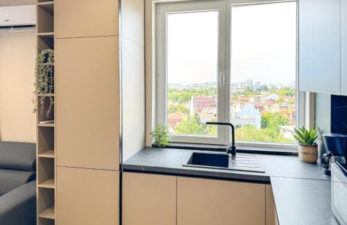 Plovdiv Center Wohnung | 2BR Business Suite with FREE GYM, by Holiwork Stays