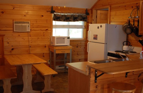 Nevis Kabine | 2BR Cabin In Towering Pines an einem ruhigen See gelegen. Haustiere sind erlaubt!