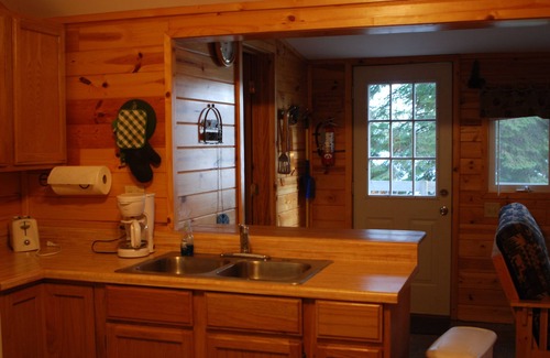 Nevis Kabine | 2BR Cabin In Towering Pines an einem ruhigen See gelegen. Haustiere sind erlaubt!