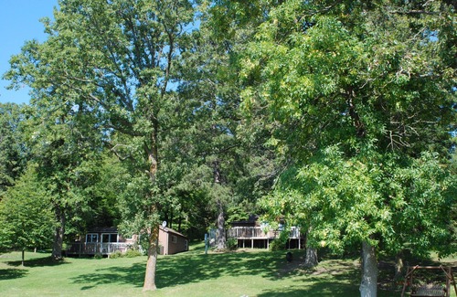 Nevis Kabine | 2BR Cabin In Towering Pines an einem ruhigen See gelegen. Haustiere sind erlaubt!