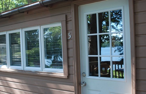 Nevis Kabine | 2BR Cabin In Towering Pines an einem ruhigen See gelegen. Haustiere sind erlaubt!